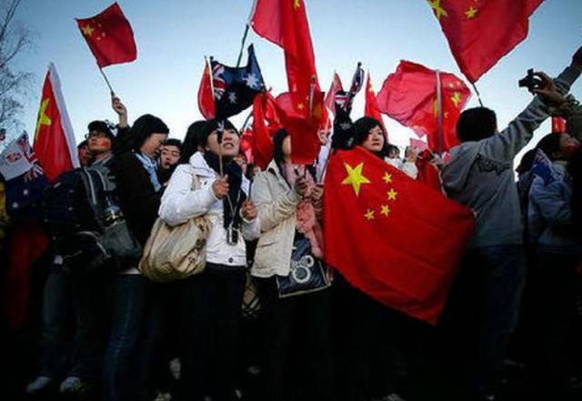 凭谁幸福谁让道的规律吗？游戏画面