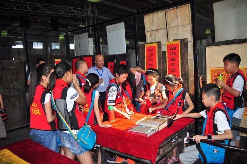 名列科普奖之首!他们用绘本讲好上海港口的发展故事