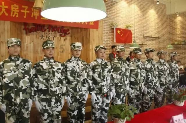 五岁男童被卷入车底,过路群众合力抬车救人