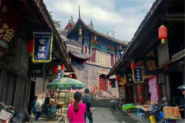 垃圾顺手窗外扔,偷懒撒气法不容,该案仍在办理中