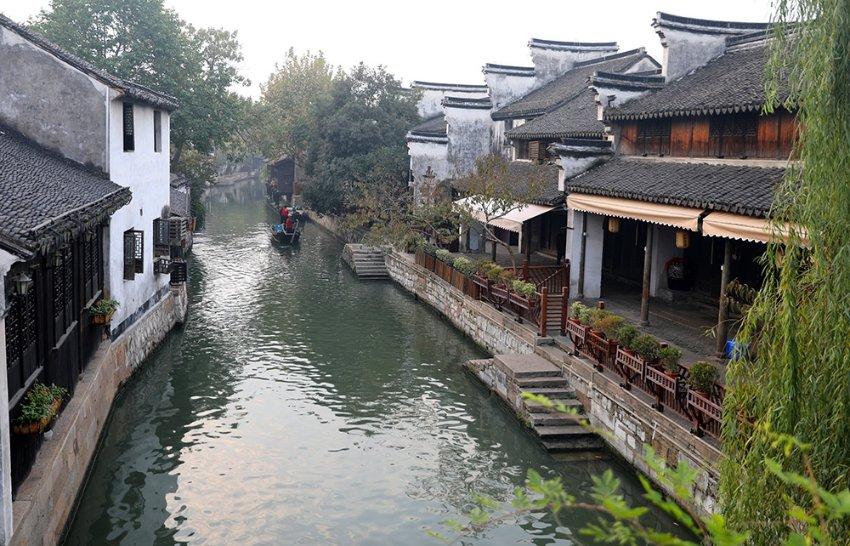 笑脸球的冒险之旅