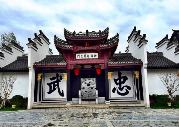 有人骗了我六千多，对方给我发了身份证照，我能直接报警吗？游戏画面