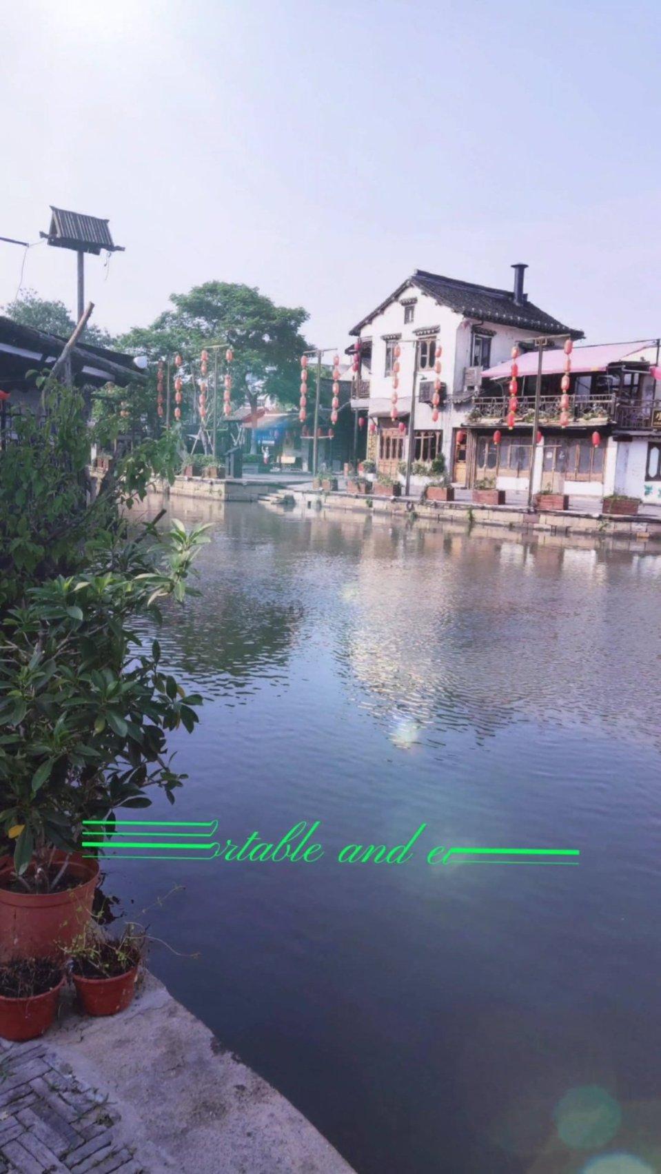 铲车拉的冲击压路机对于含水量比较高的土石方压实