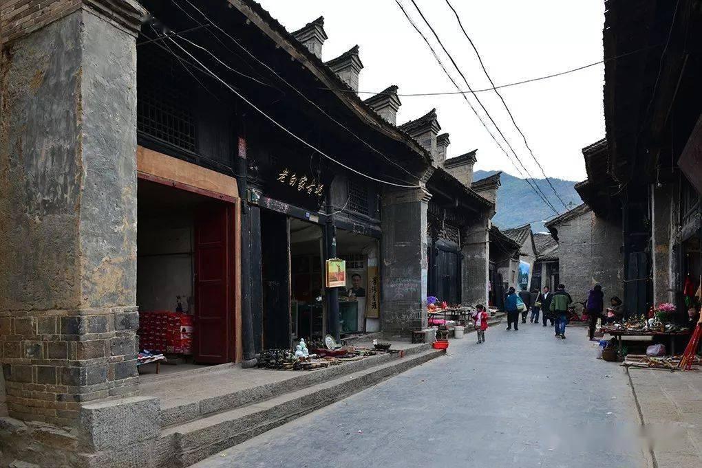 7岁男孩在三亚一景区被一辆旅游大巴车碾压致死，当地多部门介入处理
