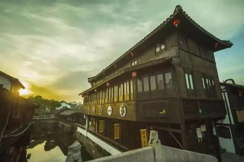 朋友说希望我和他聊天不要太拘谨，我该怎么回复他？